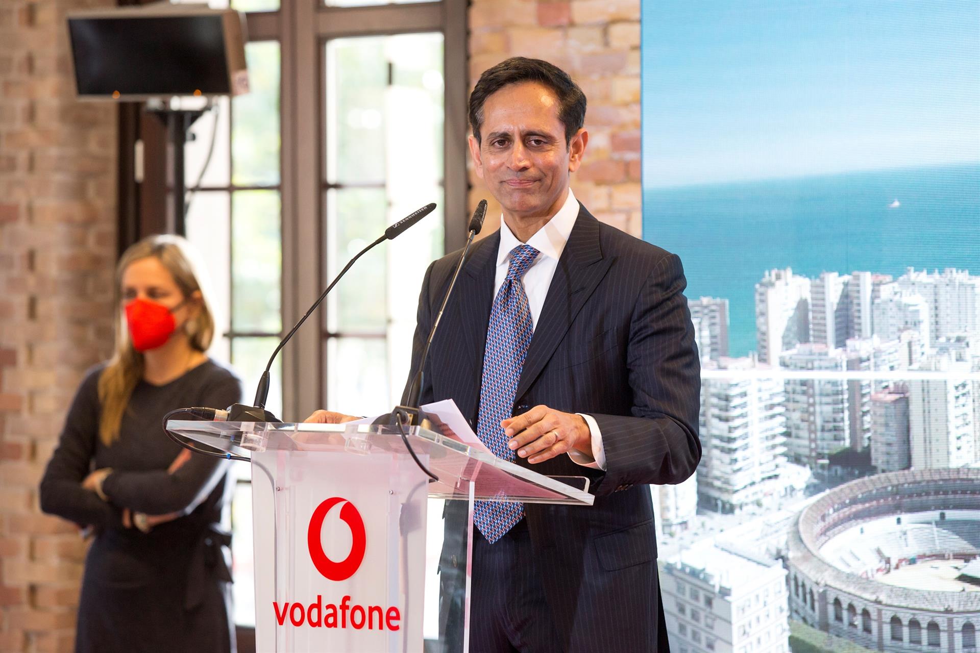 El CEO de Vodafone Business, Vinod Kumar, interviene durante la presentación del Centro Europeo de Excelencia de Vodafone hoy en Málaga. EFE:Daniel Pérez