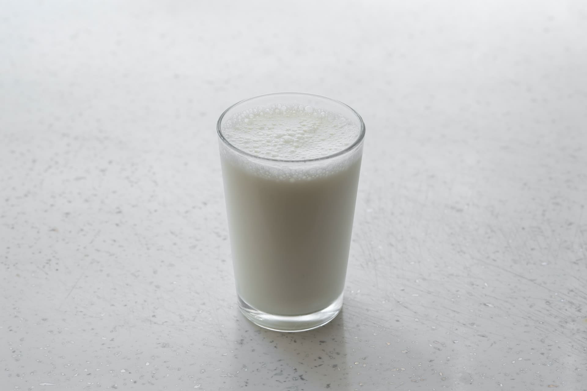 No se observaron asociaciones significativas con el consumo de leche y productos lácteos bajos en grasa.