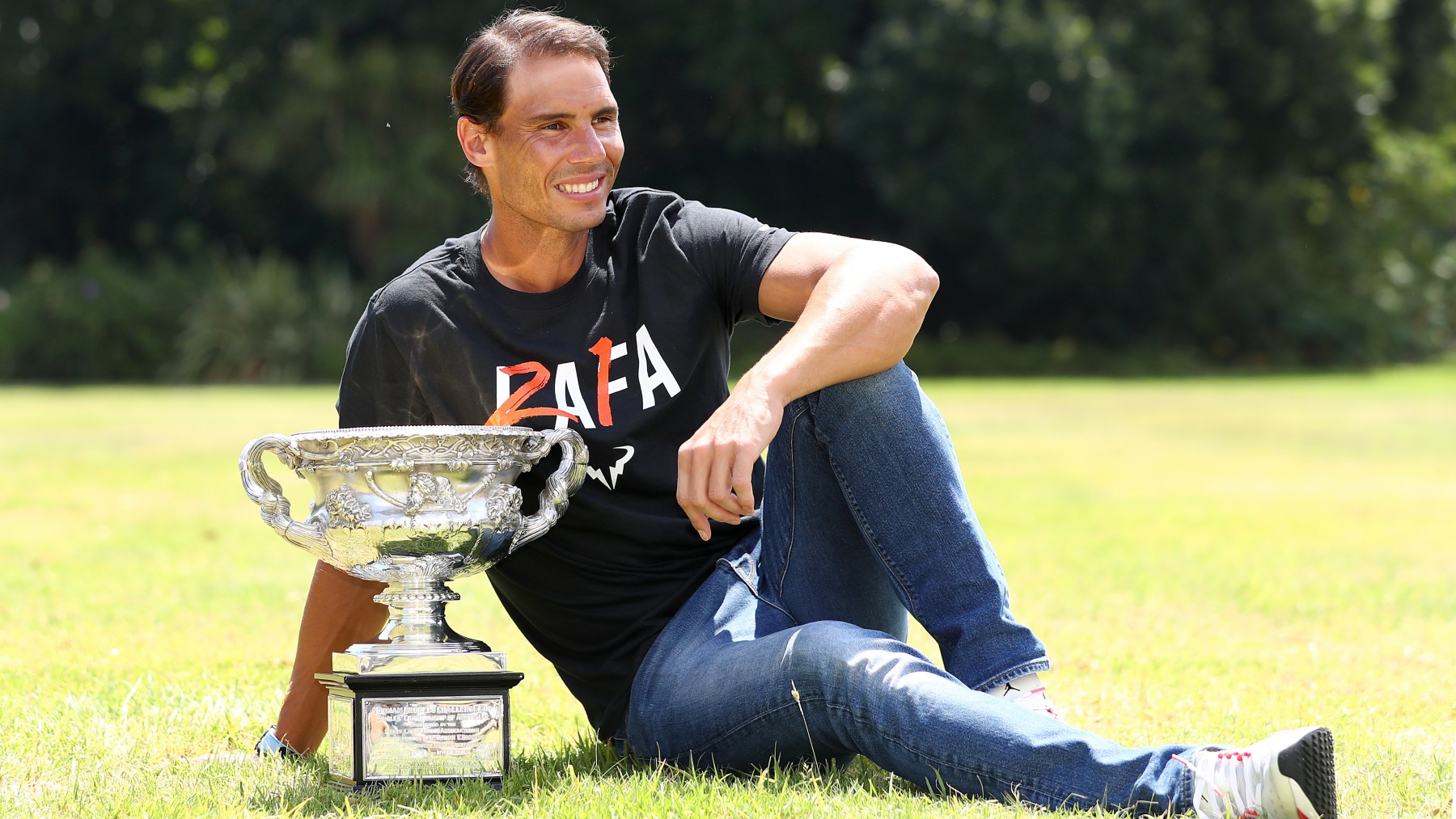 Nadal posa con el trofeo de campeón del Open de Australia. (Getty)