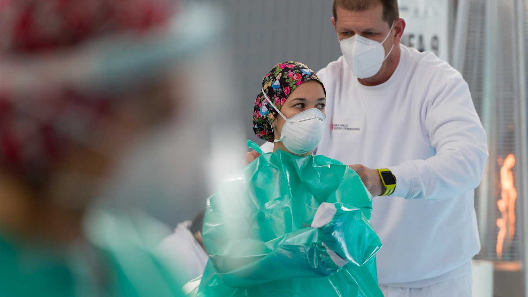 Una trabajadora sanitaria se protege para realizar tests de antígenos en el Polideportivo de ses Païsses, Sant Antoni. Foto: Germán Lama  /  Europa Press.