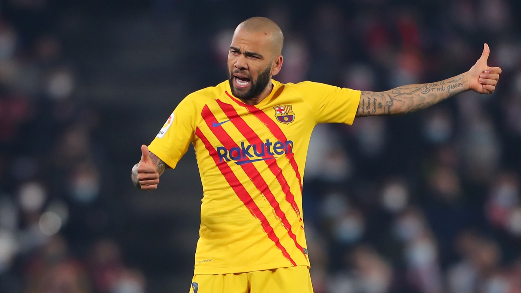 Dani Alves, durante un partido. (AFP)
