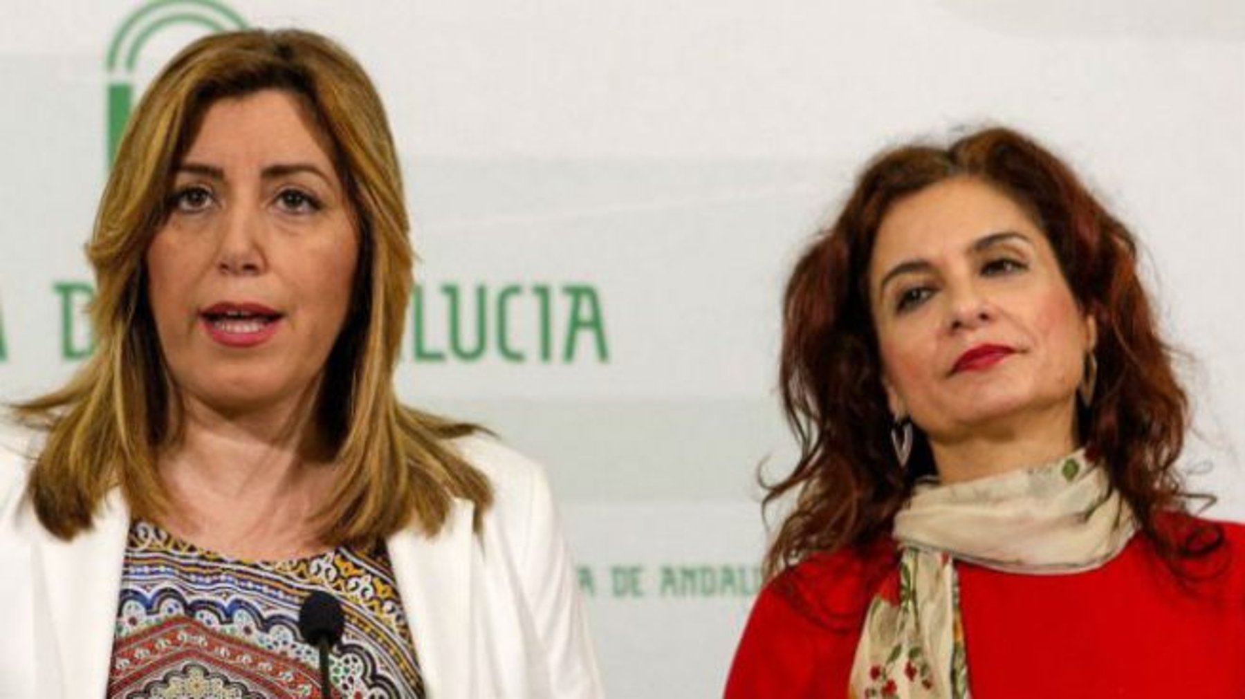 La expresidente de la Junta de Andalucía, Susana Díaz (i), junto a la ministra de Hacienda, María Jesús Montero.