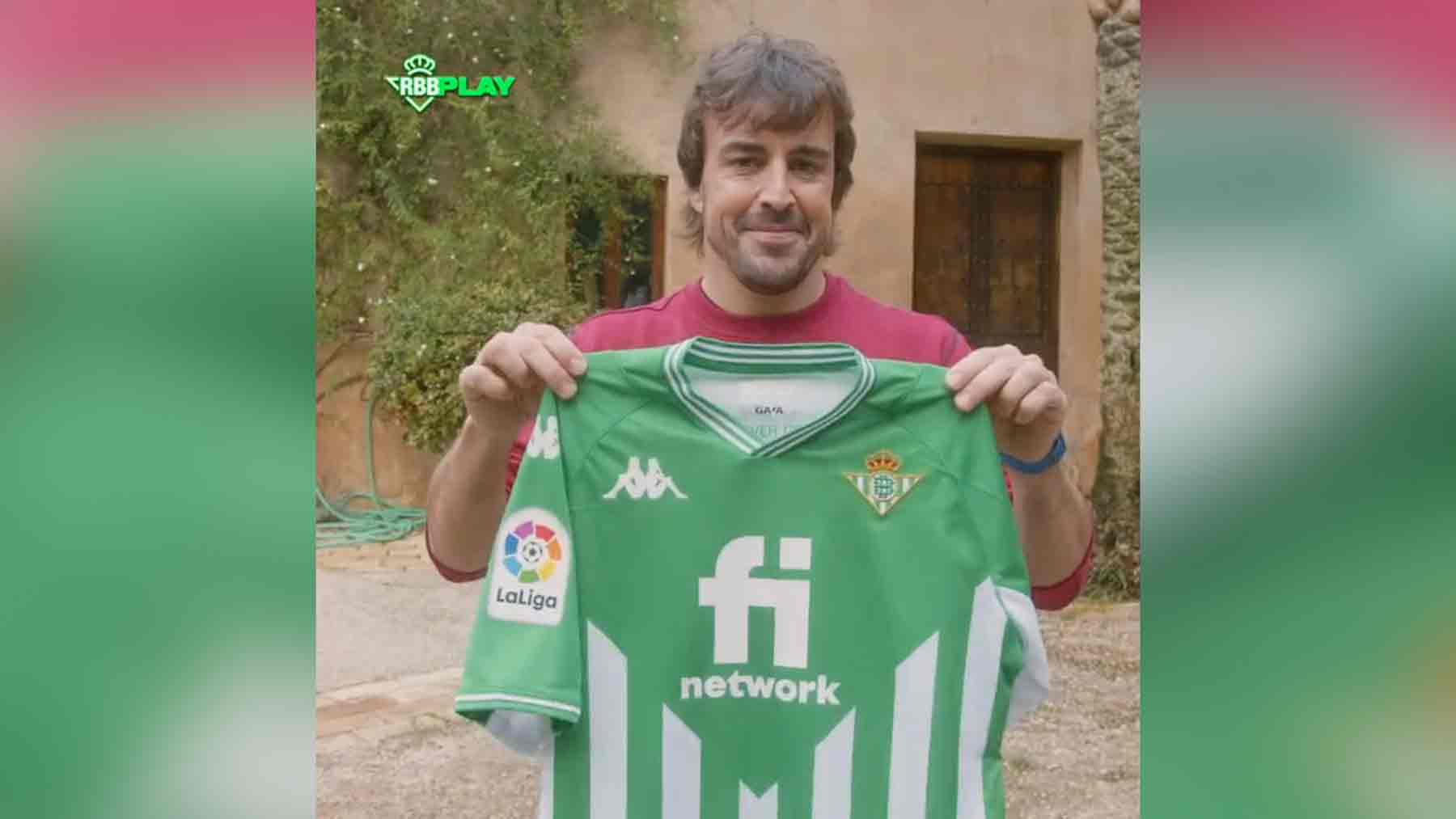 Fernando Alonso se presenta con la camiseta del Betis.