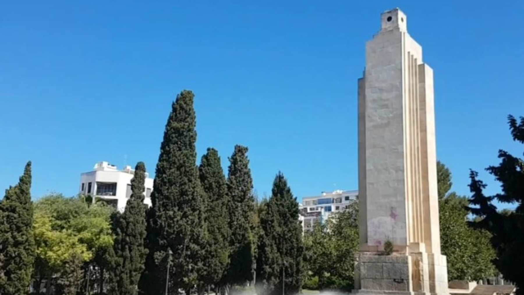 Monumento de homenaje a las víctimas del crucero Baleares en la plaza de Sa Feixina de Palma.