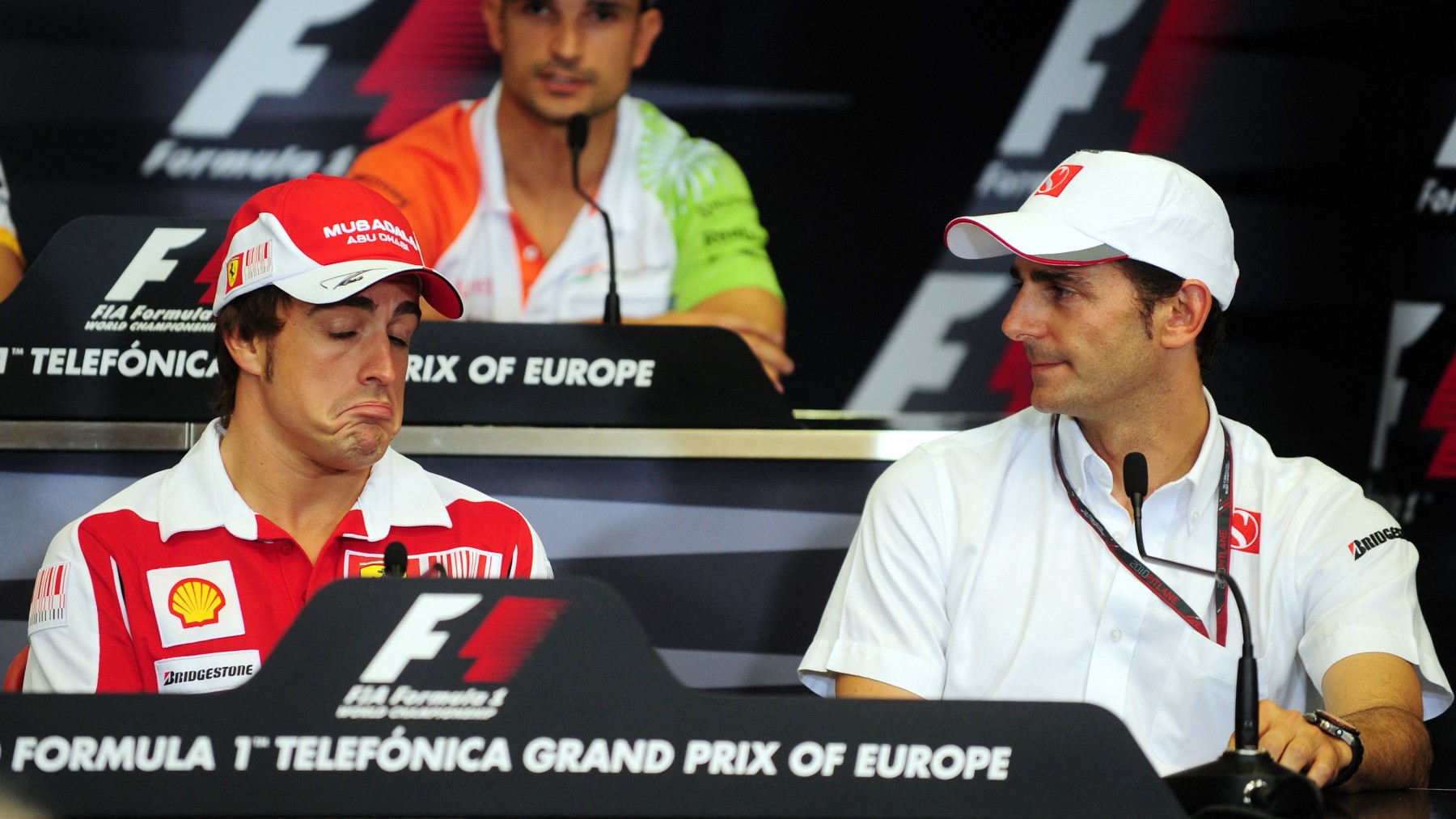 Fernando Alonso y Pedro de la Rosa durante una rueda de prensa. (AFP)