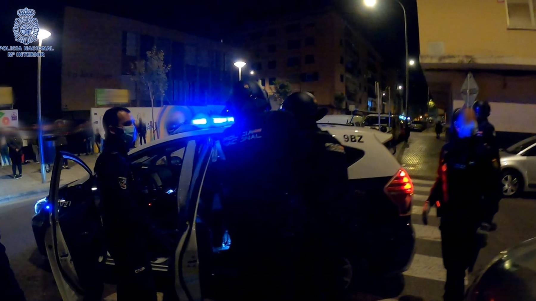 Agentes de la Policía Nacional detienen al presunto autor de un delito de malos tratos y quebrantamiento de condena en Palma. POLICÍA NACIONAL