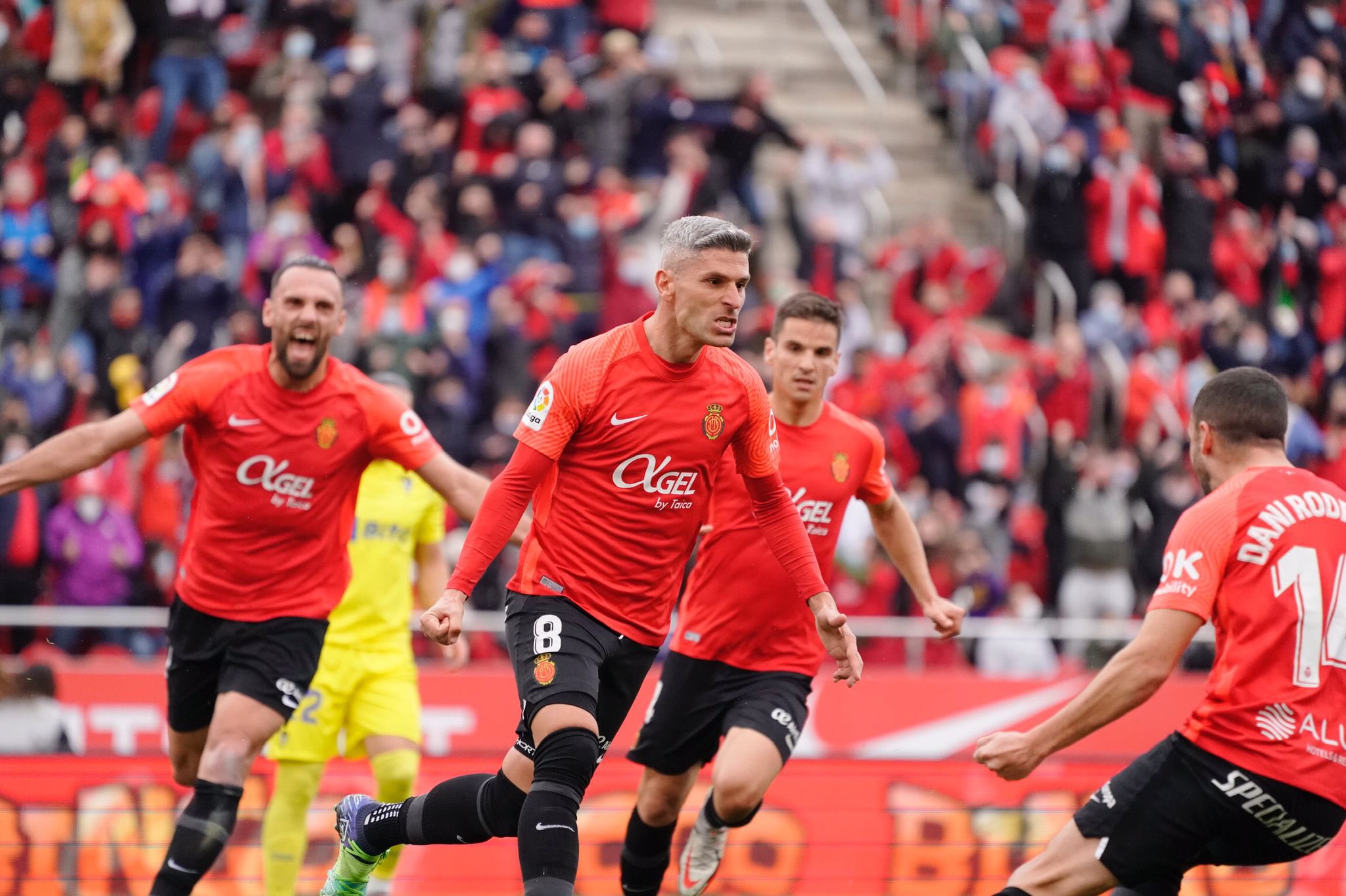Salva Sevilla celebra el momentáneo empate a uno