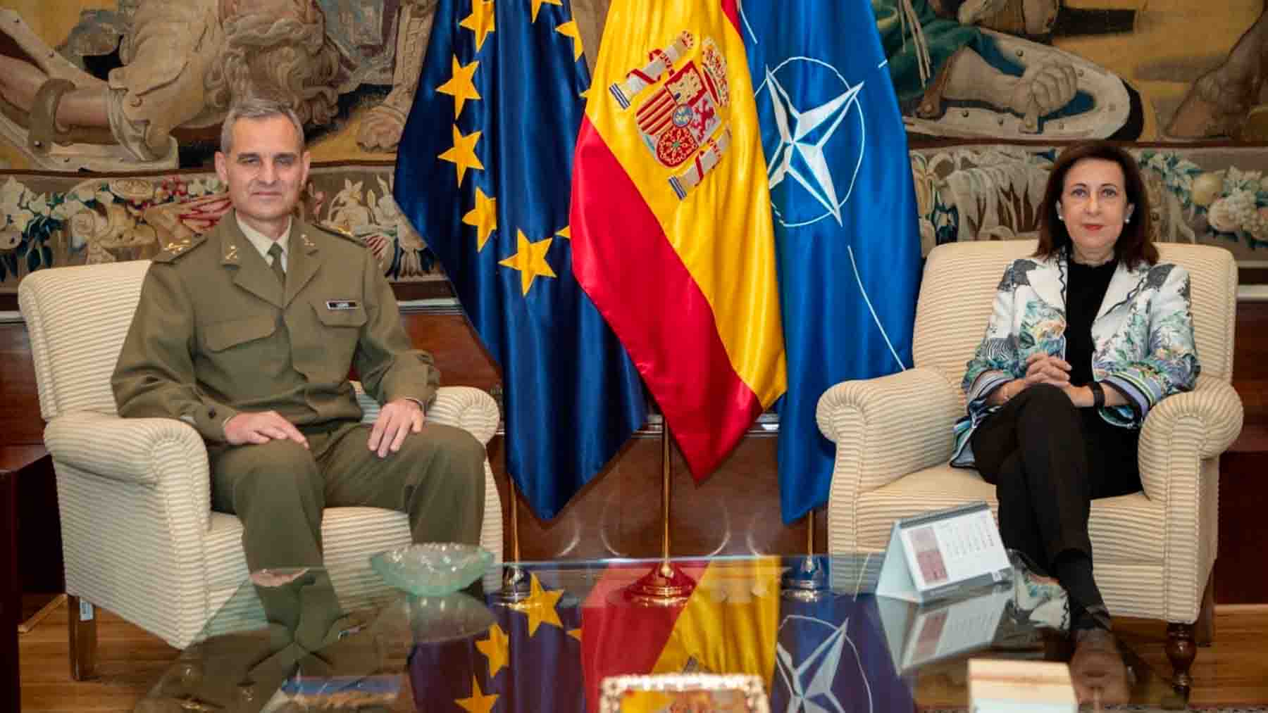 La ministra de Defensa, Margarita Robles, junto al general Aroldo Lázaro Sáenz