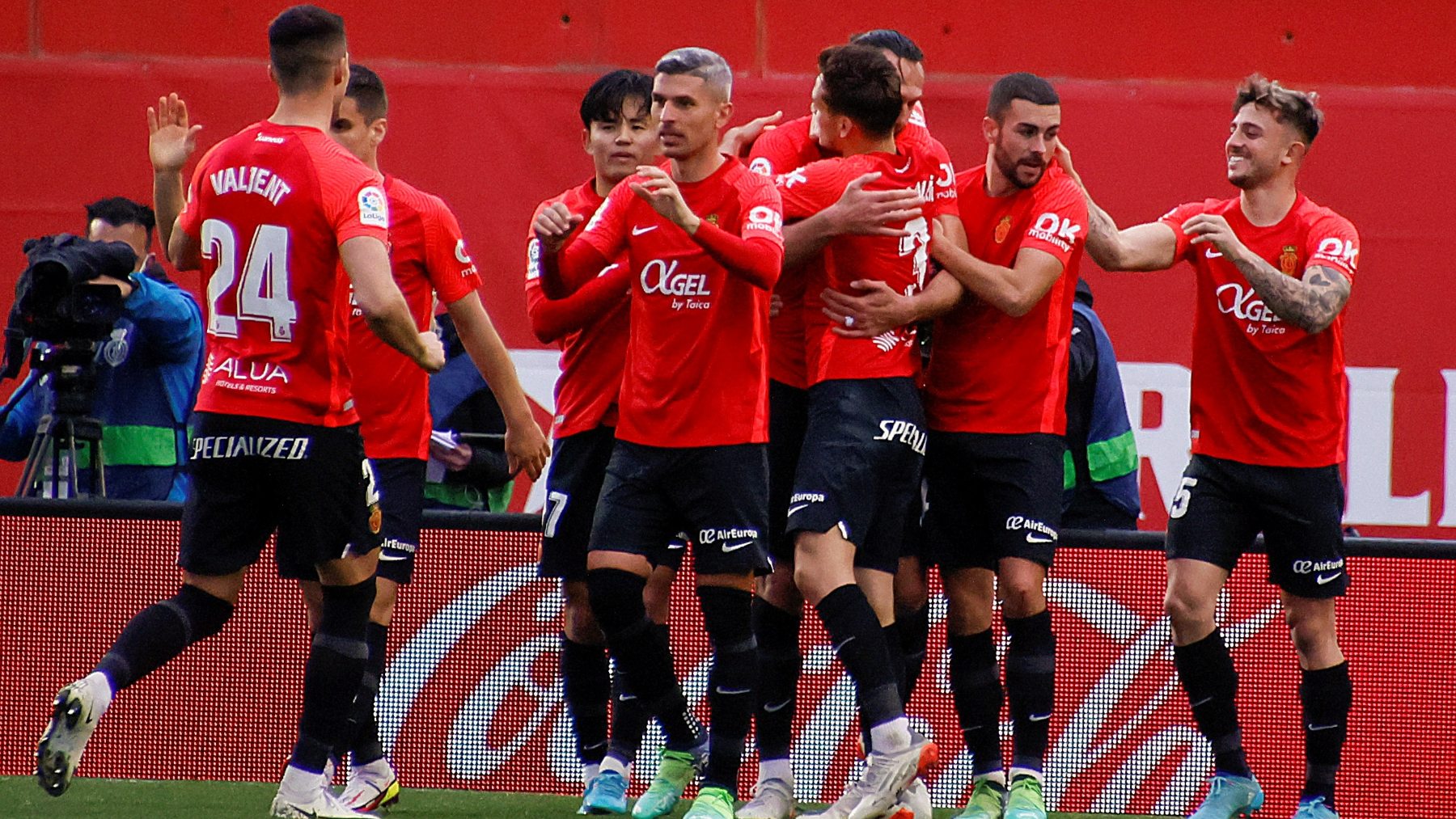 Los jugadores del Mallorca celebran un gol ante el Cádiz. (EFE)