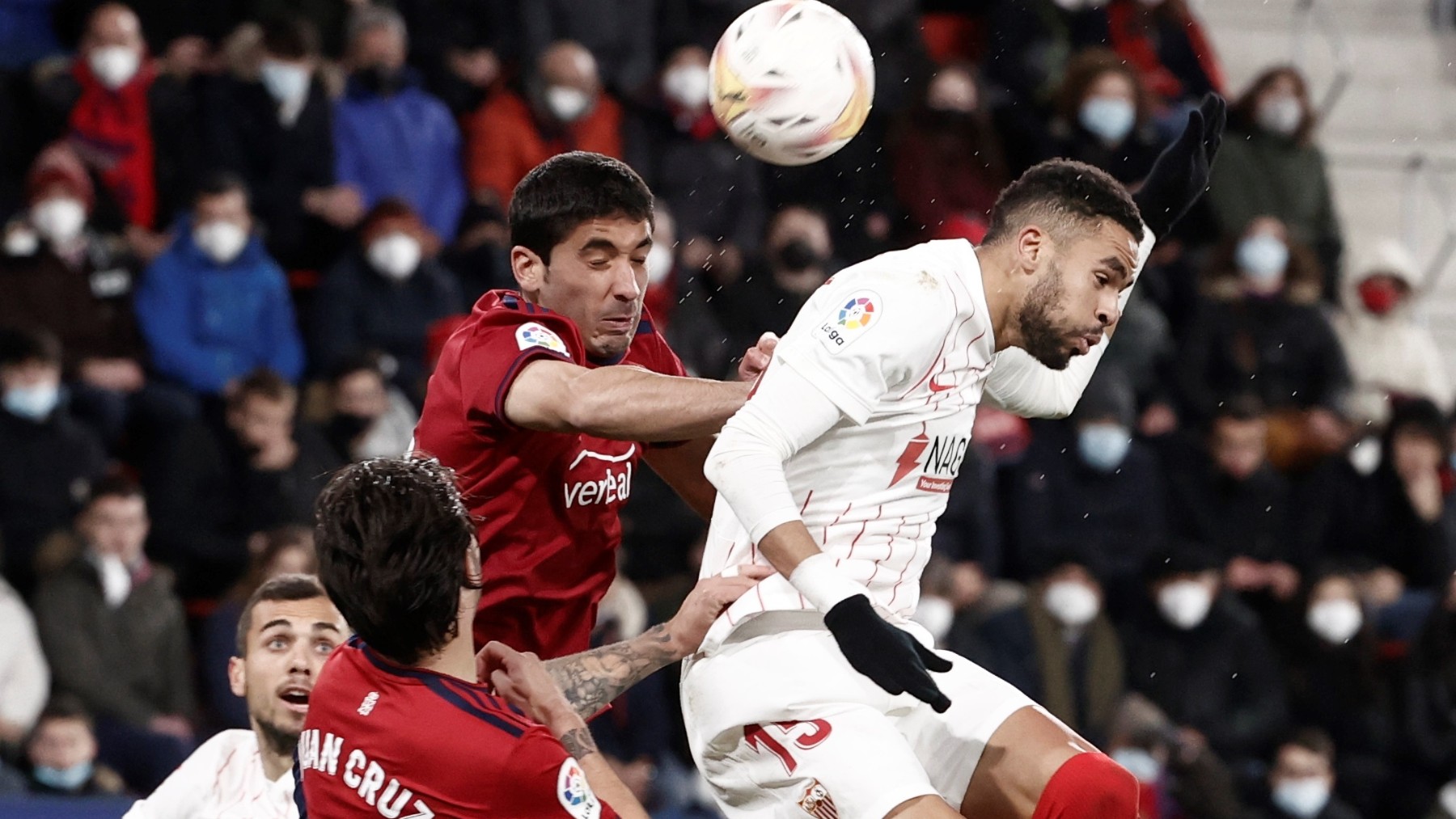 José Ángel y En-Nesyri pugnan por un balón durante el Osasuna-Sevilla. (EFE)
