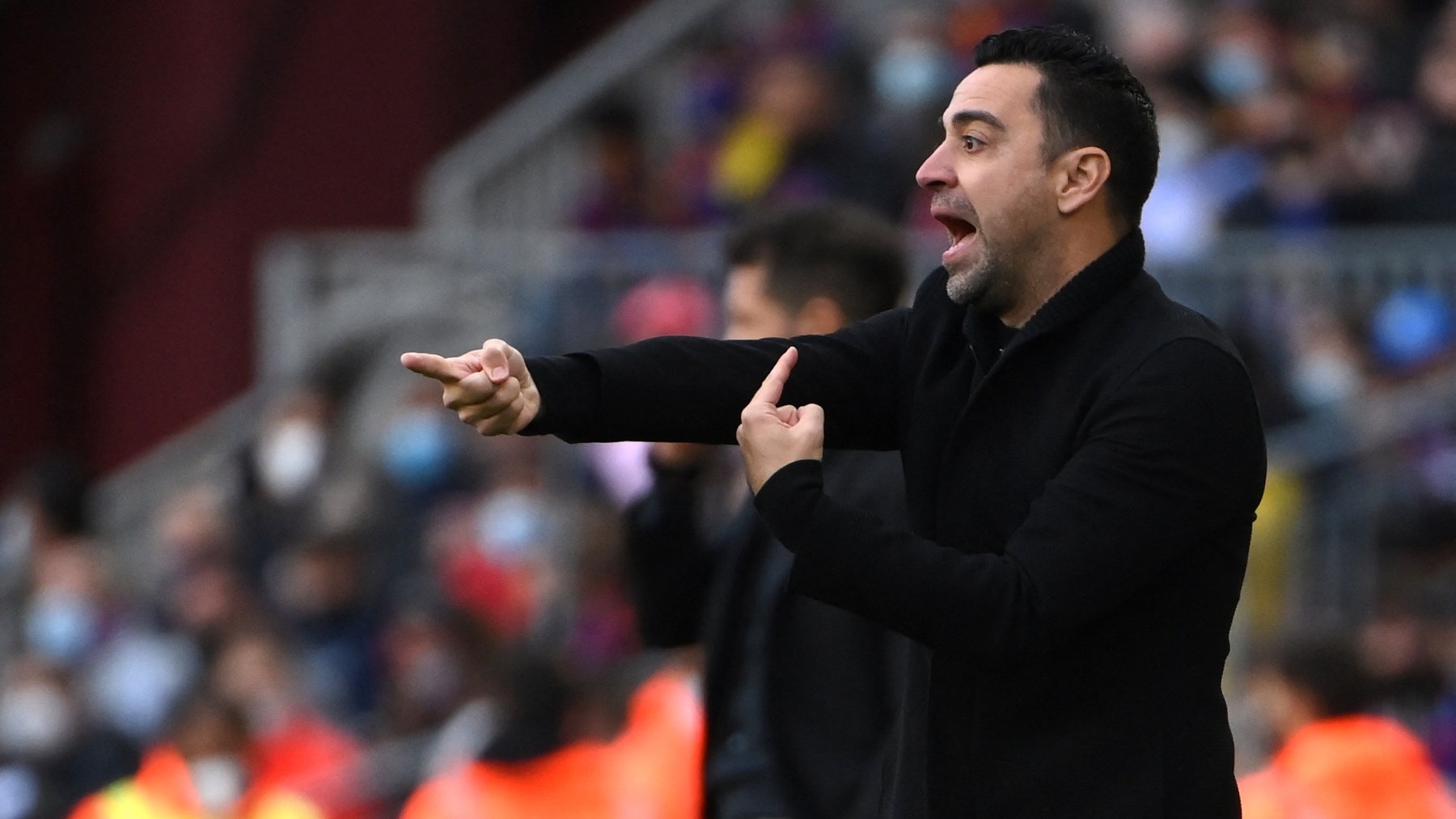 Xavi Hernández ordena a sus jugadores durante el Barça-Atlético. (AFP)