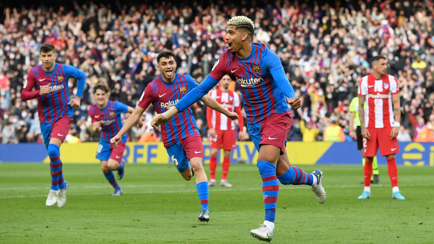 Ronald Araújo celebra su gol ante el Atlético. (AFP)