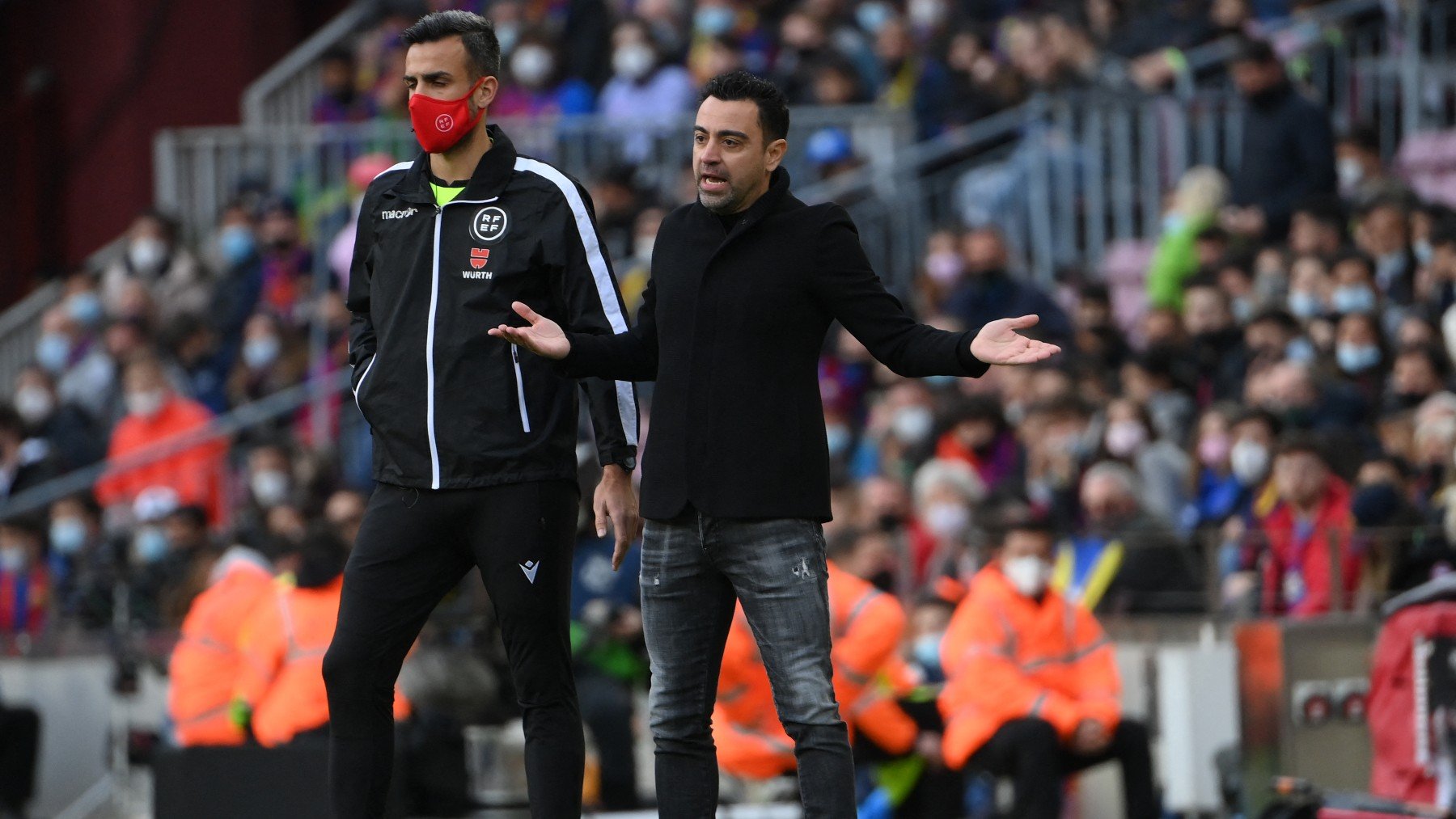 Xavi Hernández protesta a Gil Manzano. (AFP)