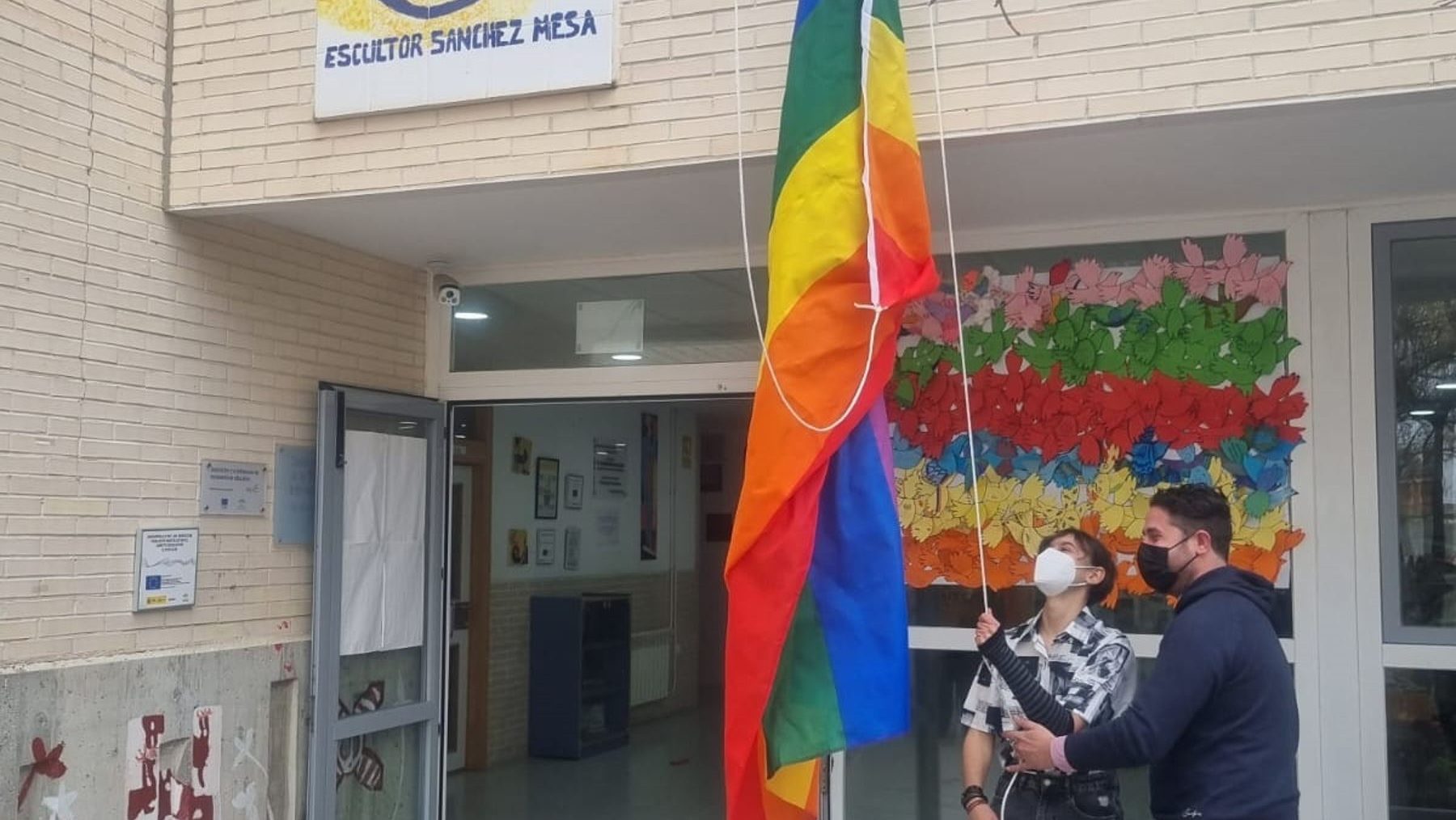 El IES Escultor Sánchez Mesa de Otura, primer instituto de Andalucía en izar la bandera LGTBI (AYUNTAMIENTO DE OTURA).