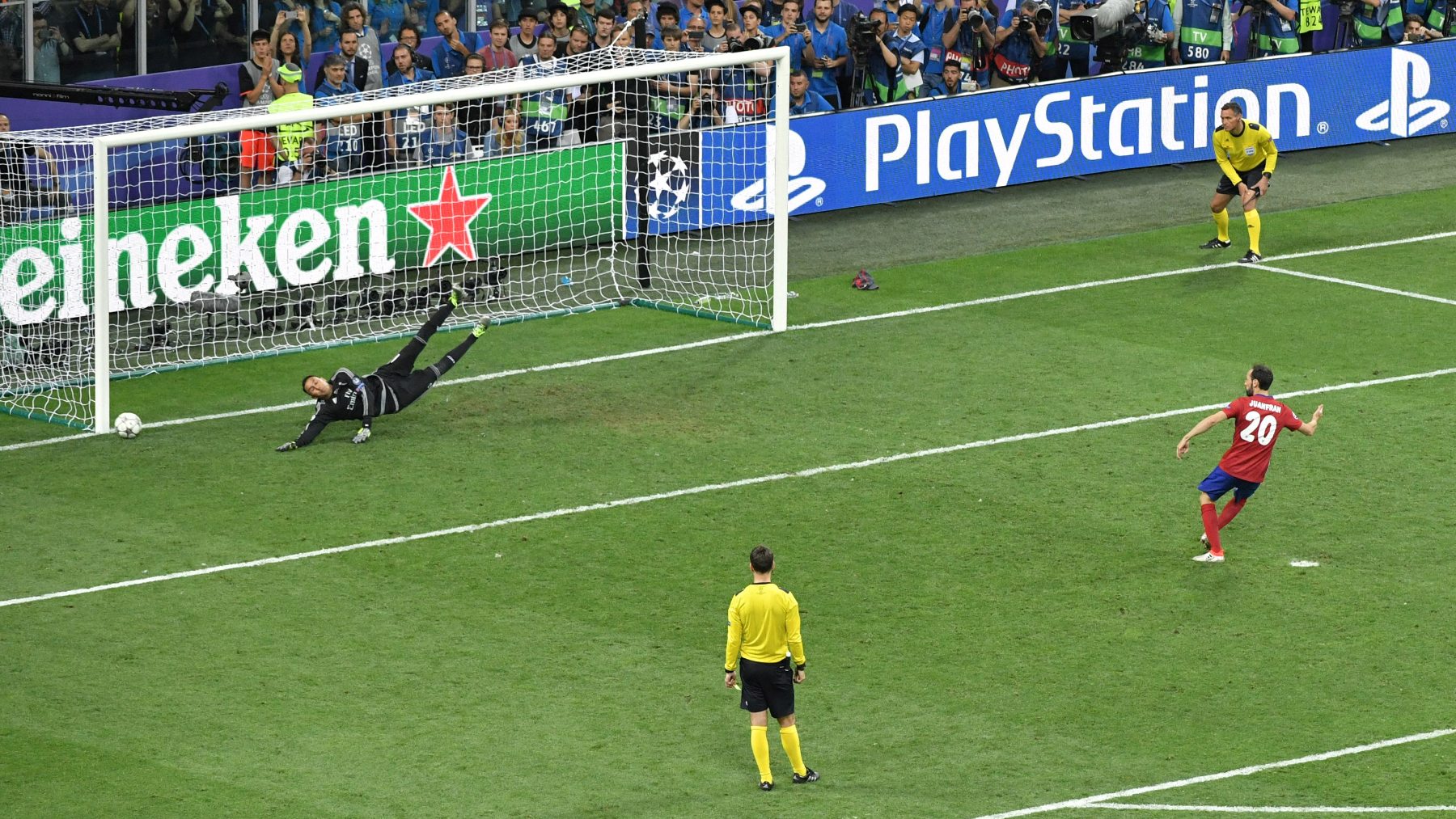 Juanfran lanza el penalti en la tanda de la final de Milán. (AFP)