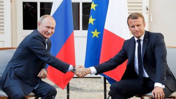 Vladímir Putin y Emmanuel Macron, en su encuentro en Brégançon, en la costa mediterránea francesa. Año 2019. Una imagen totalmente diferente a la de este lunes. 