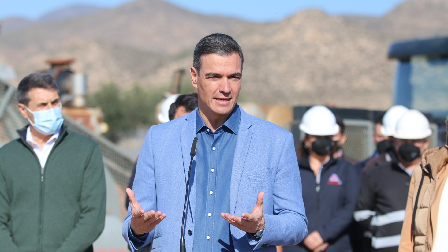Sánchez en su visita a una planta geotérmica en Almería. (Foto: EP)
