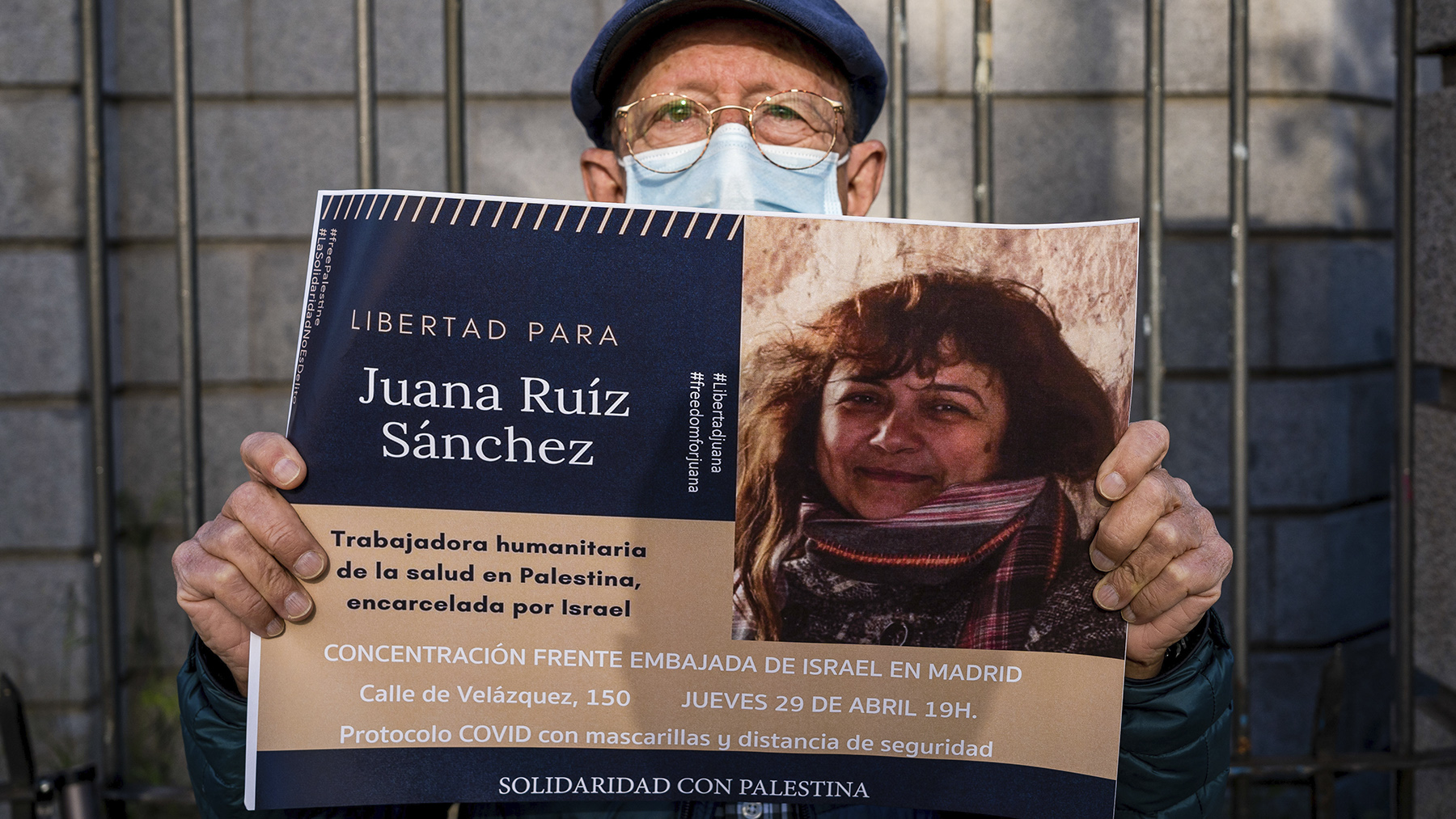 Un hombre con un cartel a favor de la libertad de Juana Ruiz.