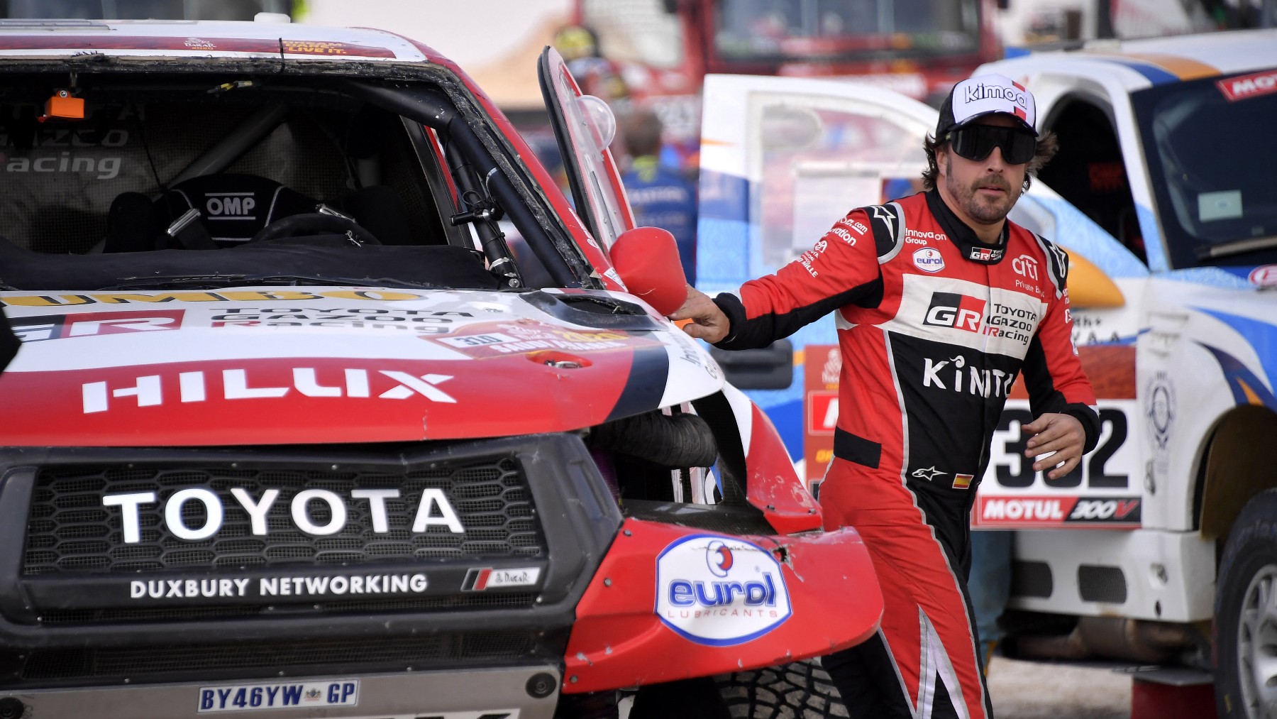 Fernando Alonso luce su Toyota en el Dakar. (AFP)