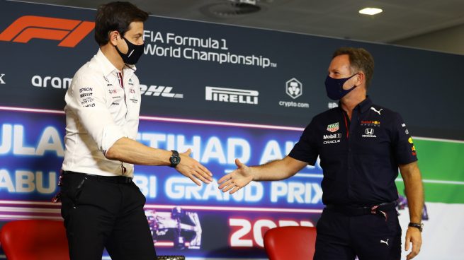 Toto Wolff y Christian Horner se saluda antes de una carrera. (Getty)