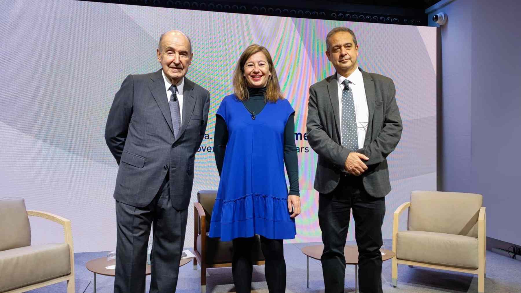La presidenta del Govern balear, Francina Armengol, junto con el ponente de la Constitución Miquel Roca y el periodista Enric Sierra – EUROPA PRESS