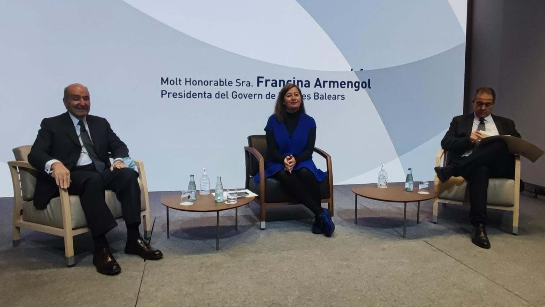 La presidenta del Govern balear, Francina Armengol, junto con el ponente de la Constitución Miquel Roca y el periodista Enric Sierra. EUROPA PRESS