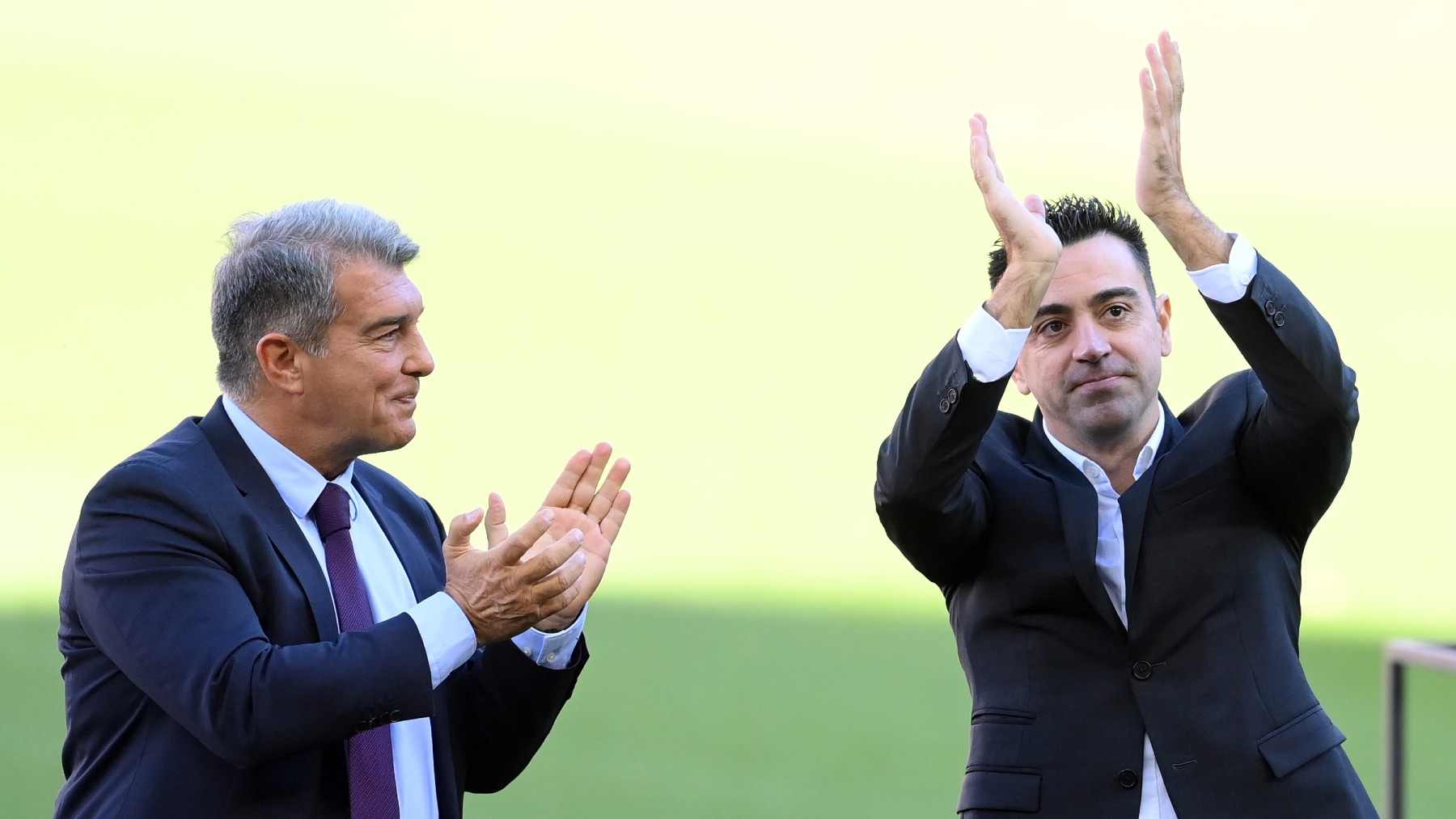 Laporta y Xavi, durante la presentación del técnico (Getty).