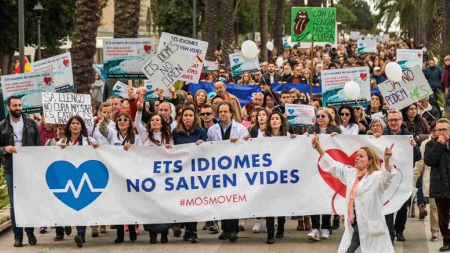 Manifestación de sanitarios en Palma contra la imposición del catalán.
