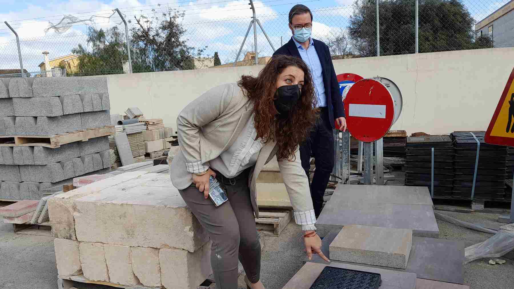 La concejala de Infraestructuras de Palma, Angélica Pastor, señala las nuevas baldosas para la plaza de España