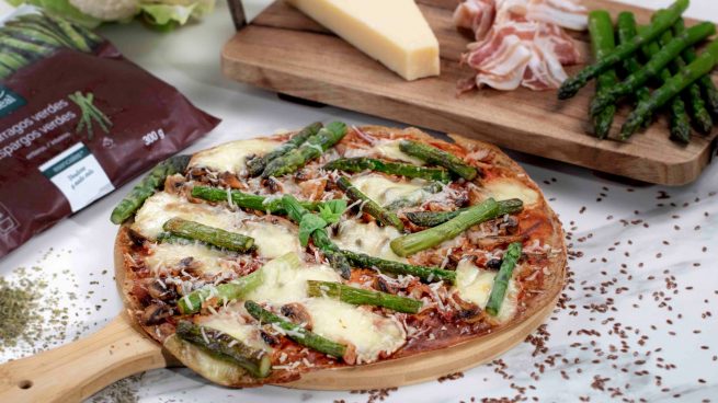 Pizza de coliflor con espárragos verdes, receta saludable y fácil de preparar