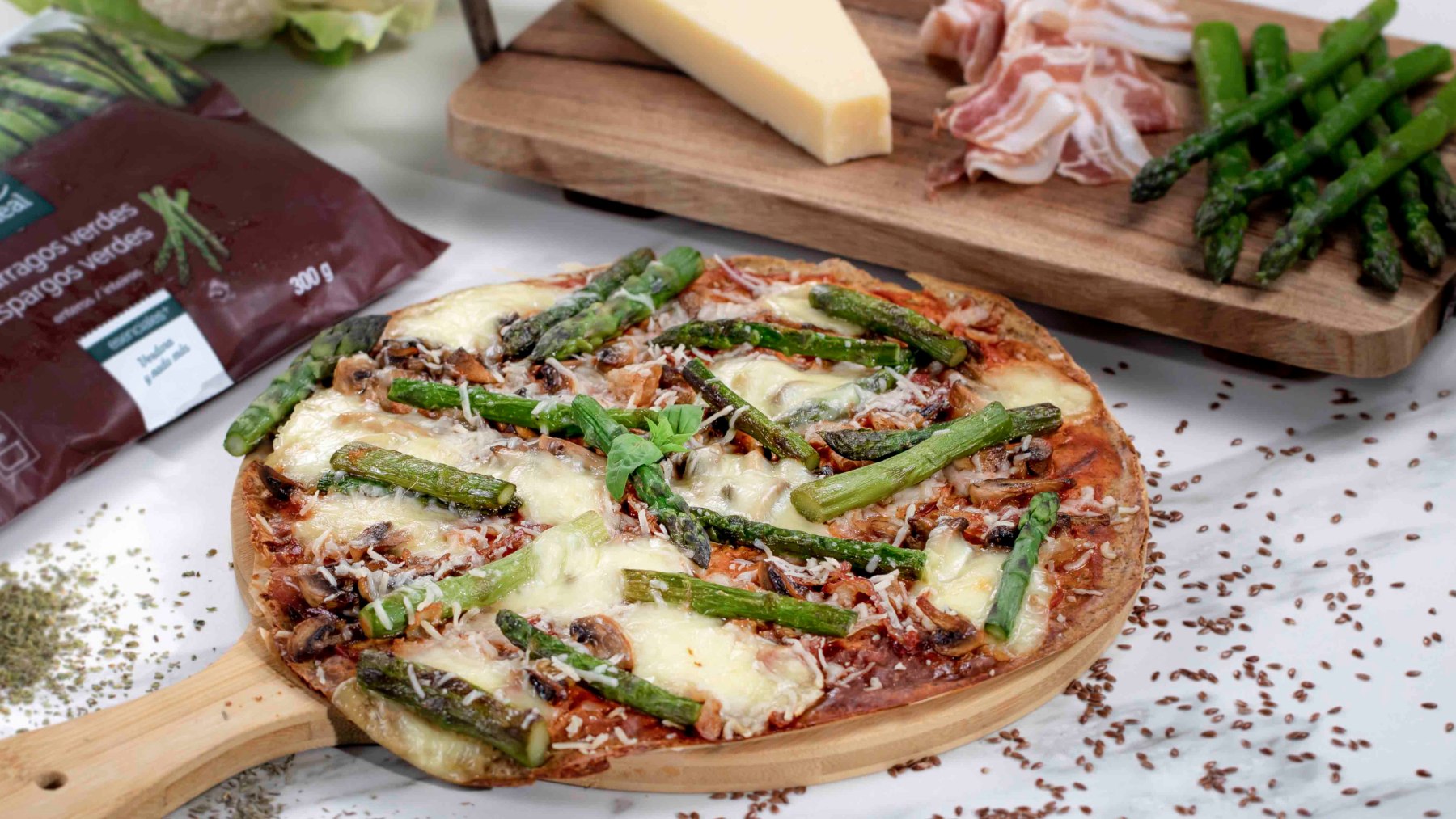 Pizza de coliflor con espárragos verdes, receta saludable y fácil de prepararragos verdes (1)