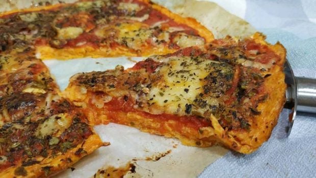 Cómo hacer una pizza sin harinas, más ligera e igual de deliciosa