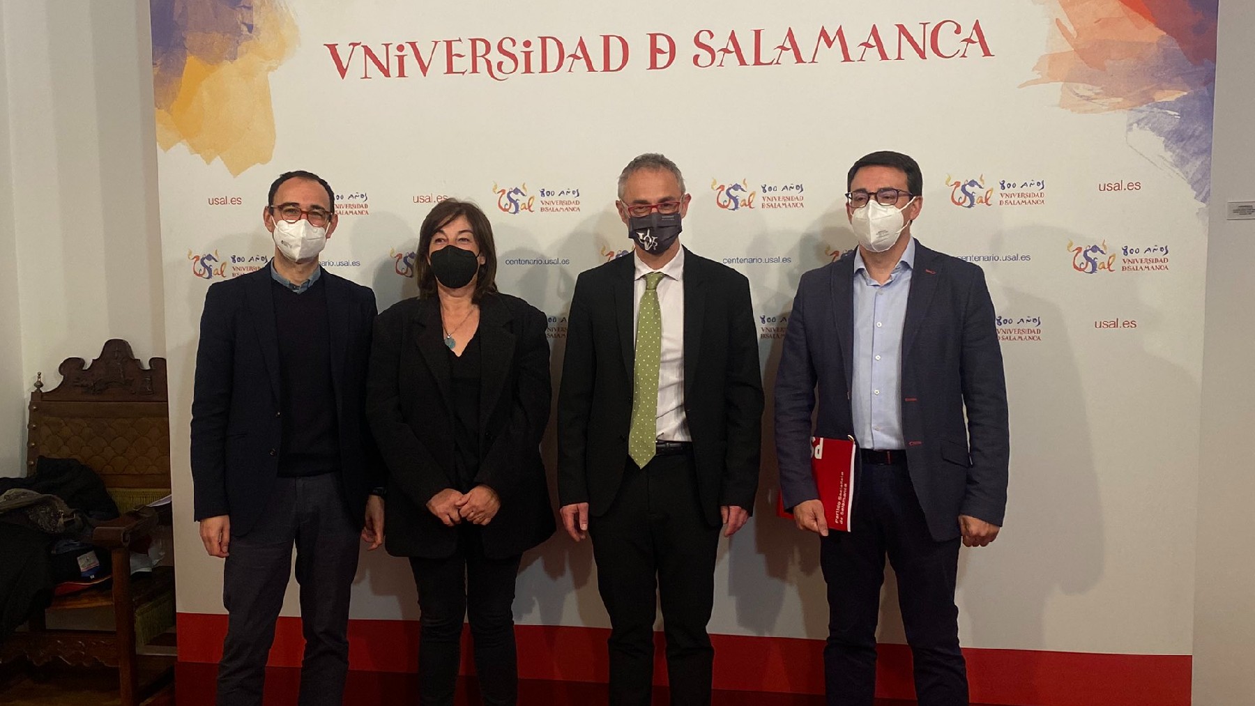 El rector de Salamanca con candidatos socialistas. (Foto: PSOE)