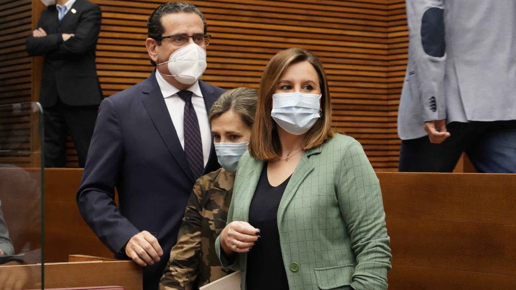 María José Catalá, en primer término, en las Cortes Valencianas.