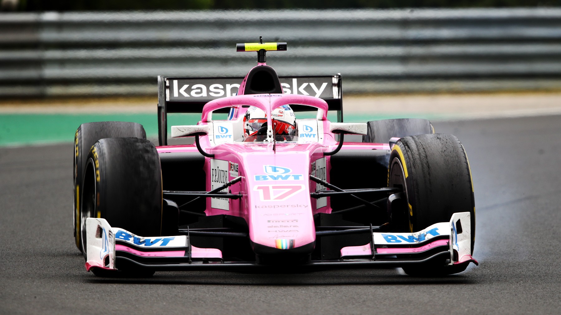 Fernando Alonso tendrá un coche rosa en 2022