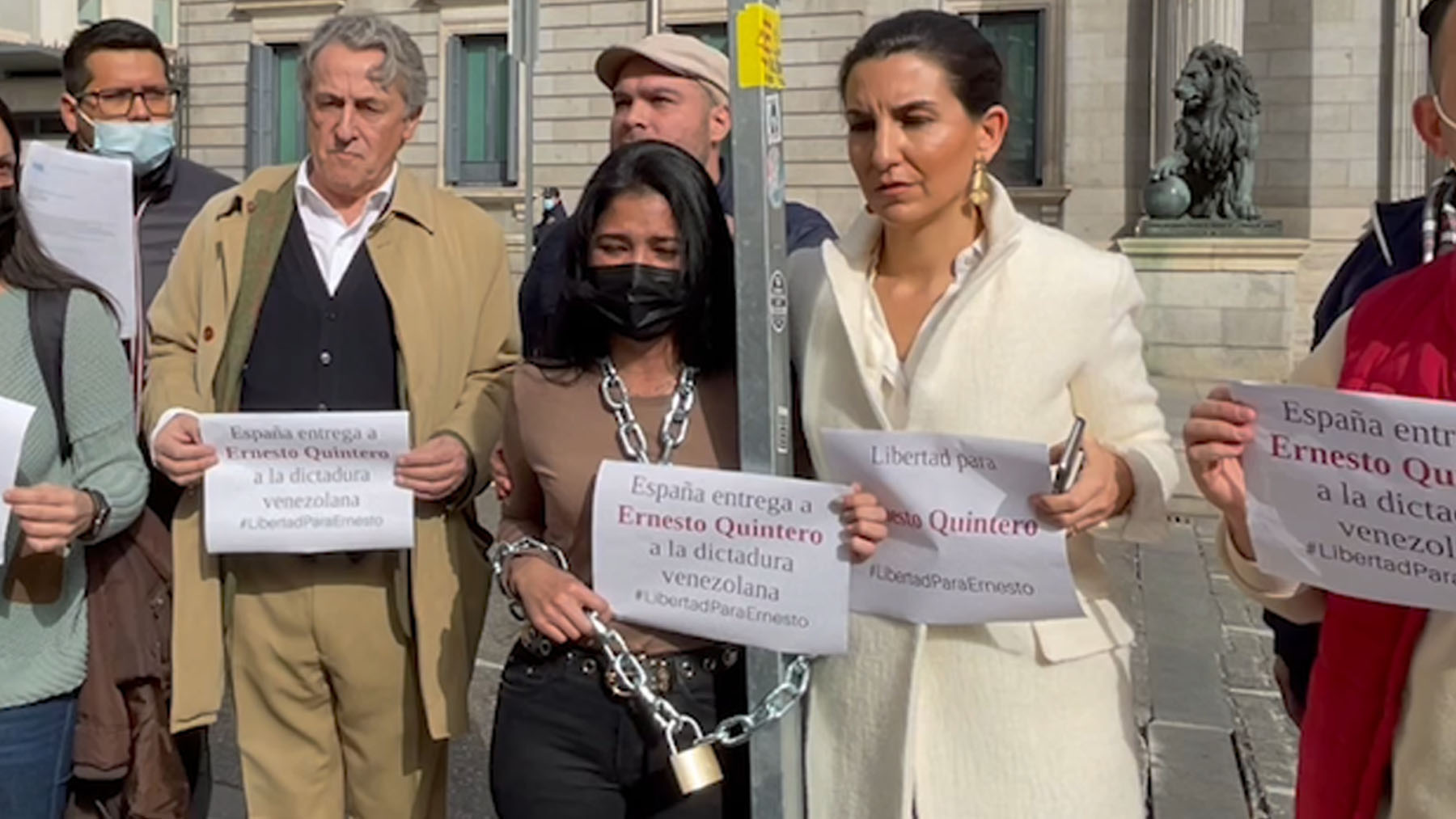 La mujer de Quintero encadenada frente al Congreso y apoyada por Vox. (Imagen: Ana Fariña)