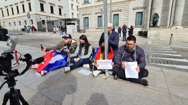 La mujer de Ernesto Quintero y otros compañeros encadenados frente al Congreso.