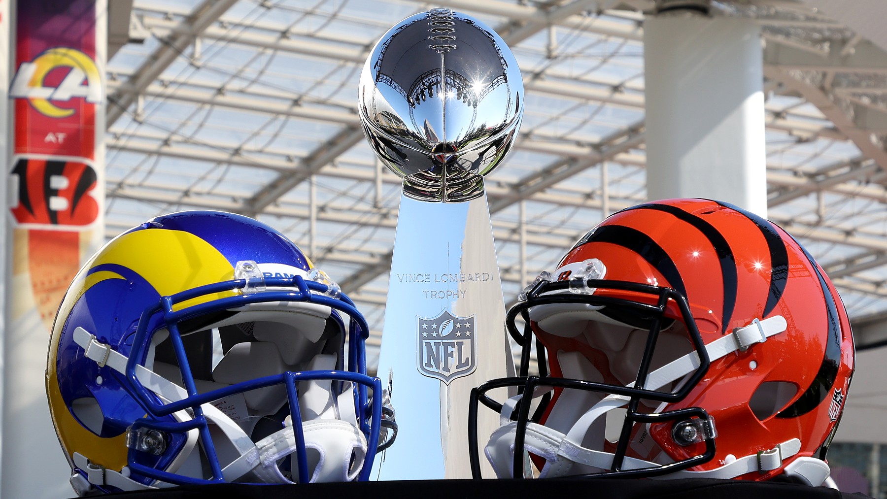 El trofeo de la Super Bowl junto a los cascos de los Rams y los Bengals. (Getty)
