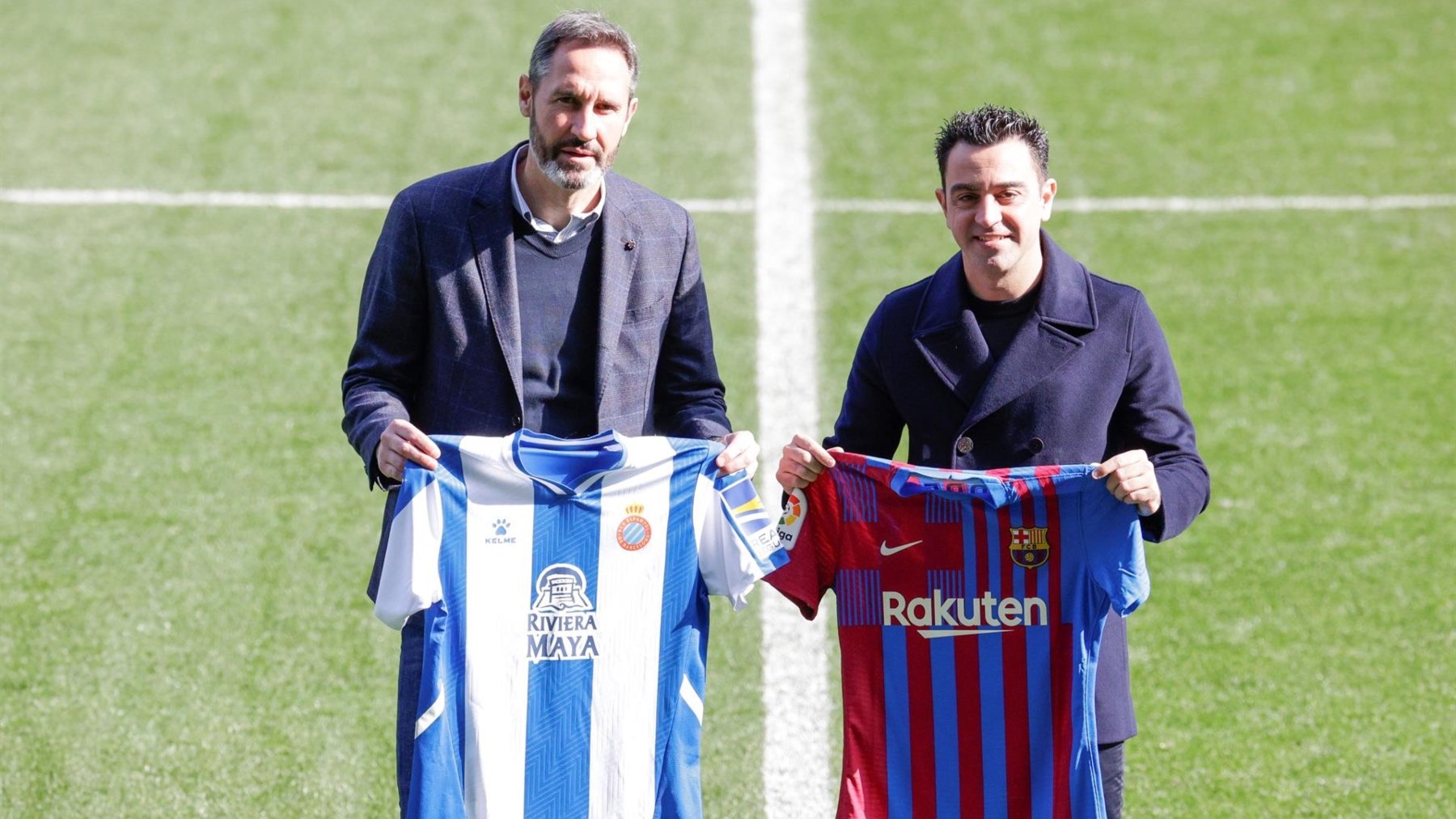 Víctor Moreno y Xavi Hernández posan con las camisetas de Espanyol y Barcelona. (EFE)