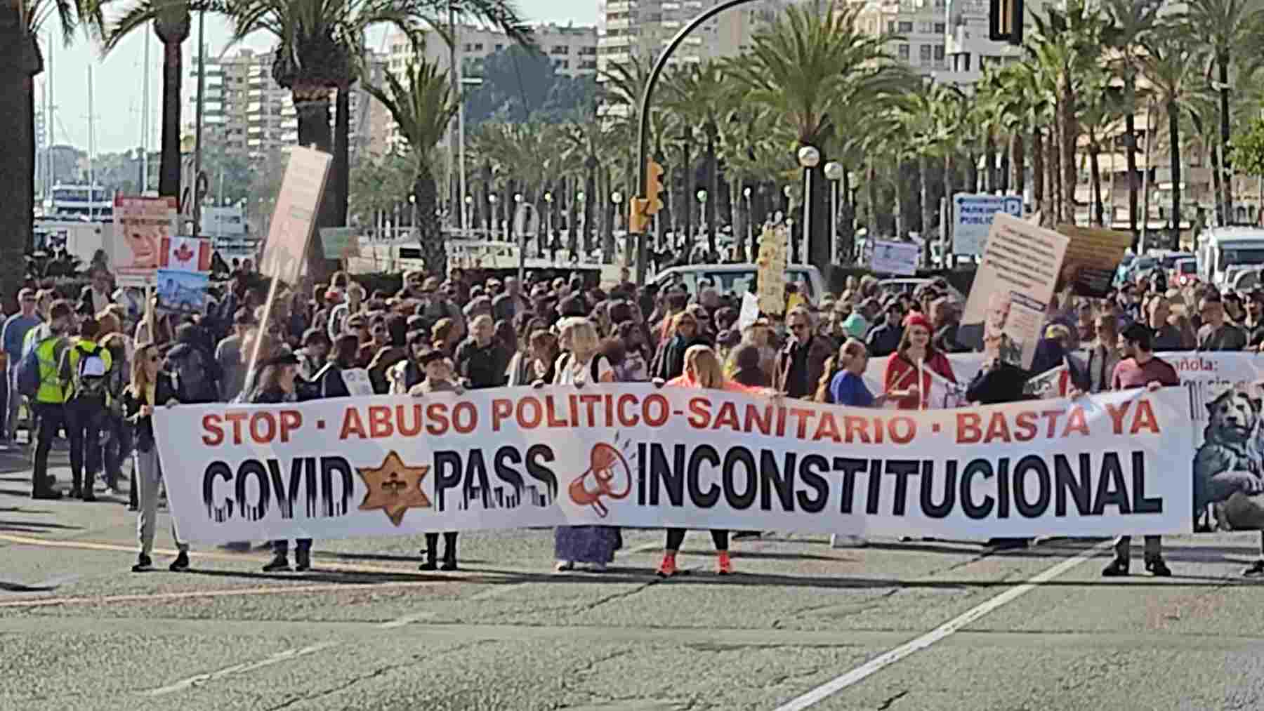 Manifestación de la plataforma Baleares en Acción en el Paseo Marítimo de Palma.