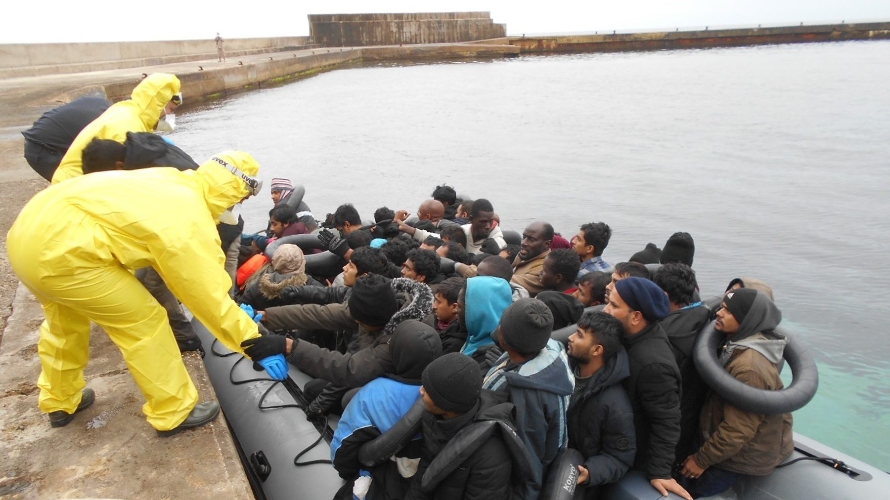 Patera con inmigrantes ilegales llega a la isla de Alborán, en el mar Mediterráneo.