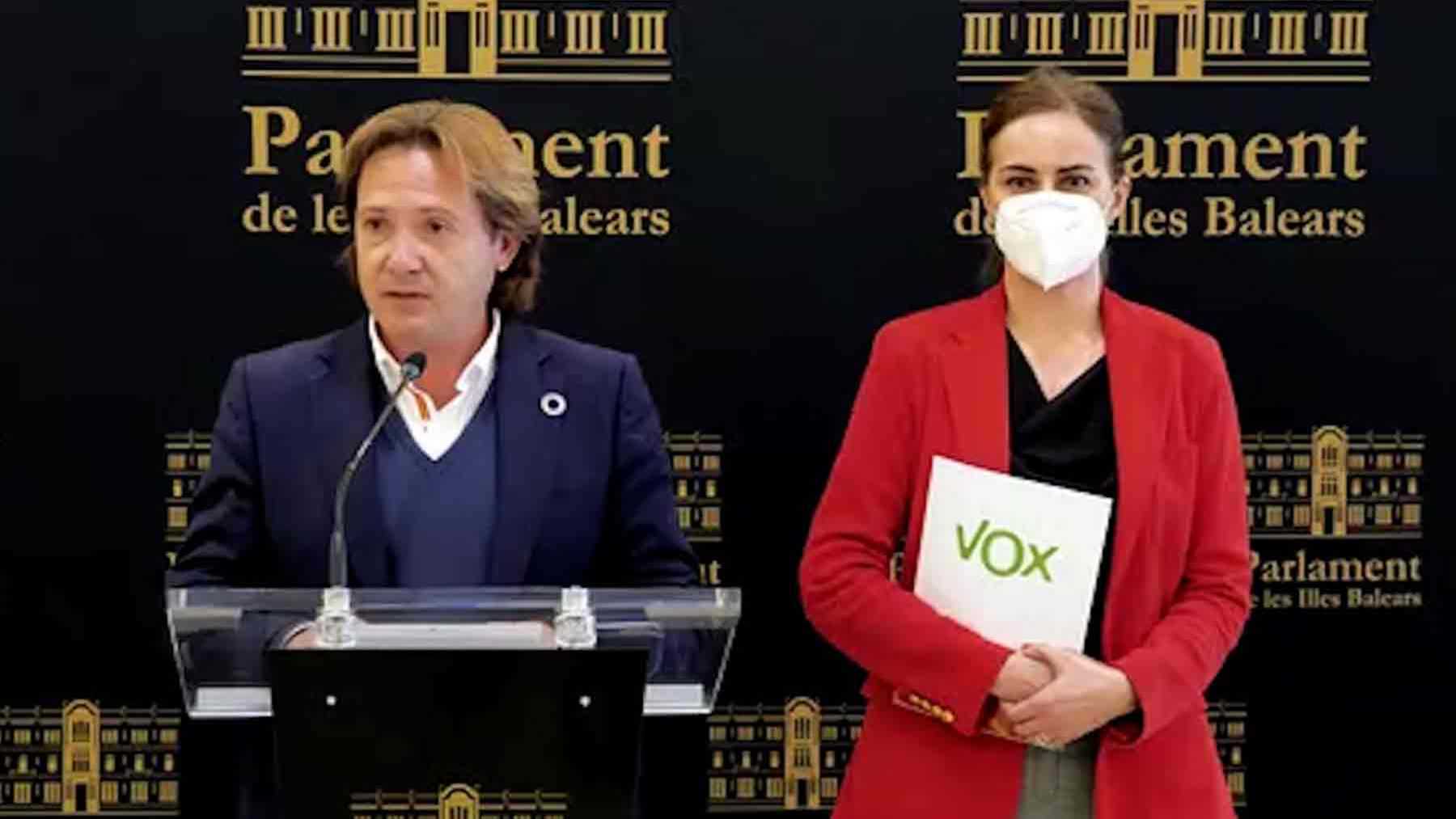 El líder de Vox en Baleares, Jorge Campos, junto a la diputada Idoia Ribas.