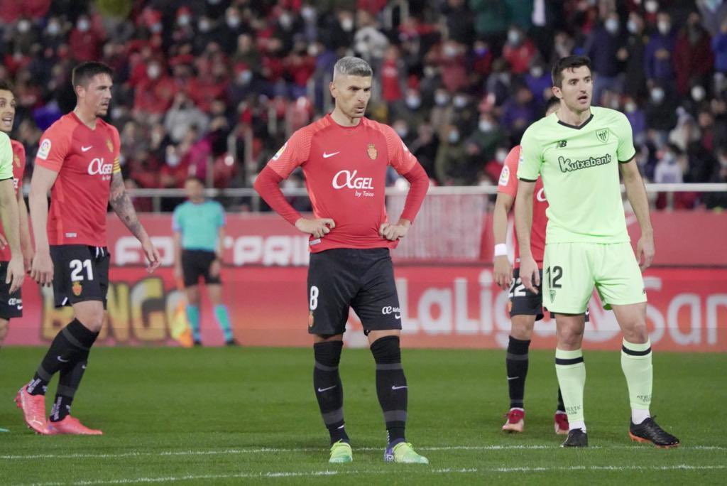 Salva Sevilla, a punto de lanzar el penalty del 1-0