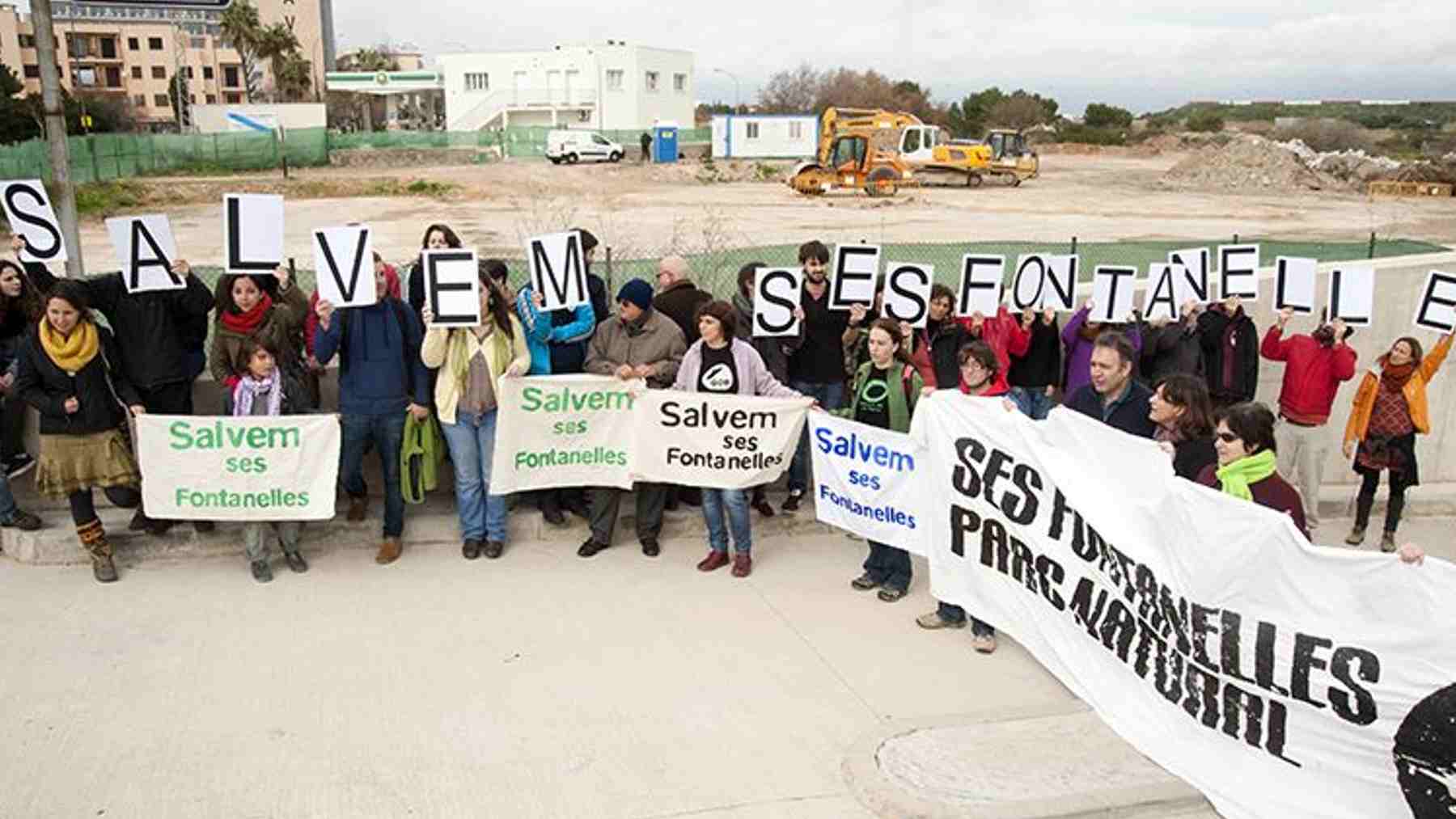 Manifestación ecologista en contra de la urbanización de los terrenos de Ses Fontanelles en Palma.