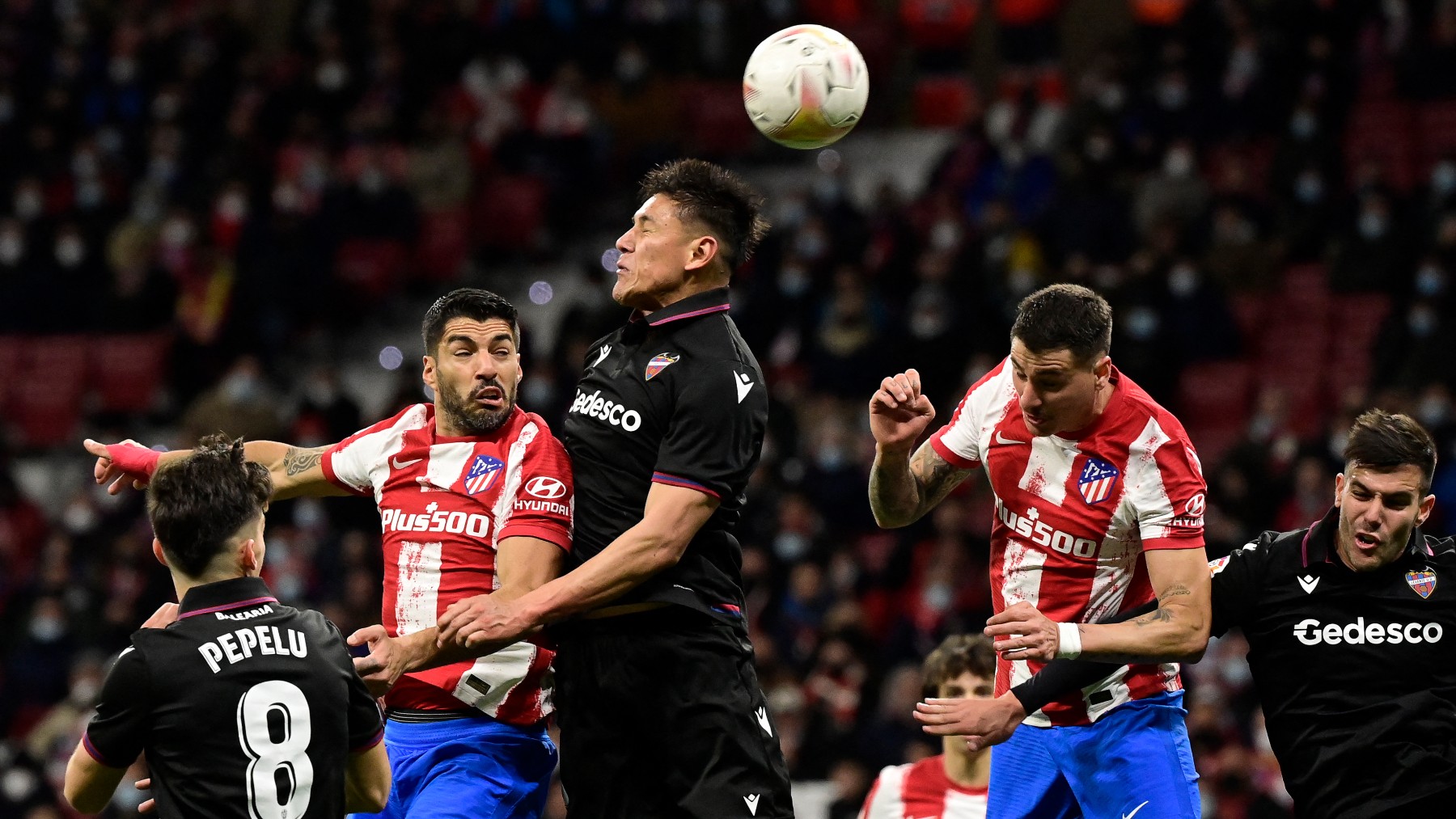 Suárez y Giménez pelean por un balón en el Atlético-Levante. (AFP)