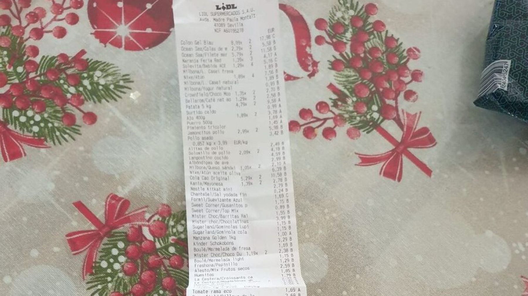 Un hombre dona una compra de casi 300 euros a una indigente que pedía en un supermercado de Sevilla (FACEBOOK).