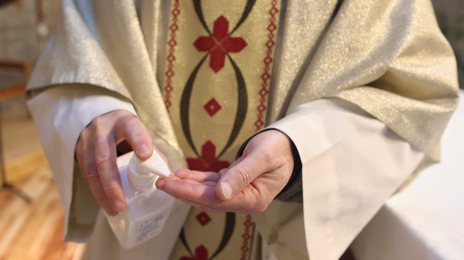 Un párroco se desinfecta las manos durante la celebración de la Santa Eucaristía (EDUARDO PARRA / EUROPA PRESS).