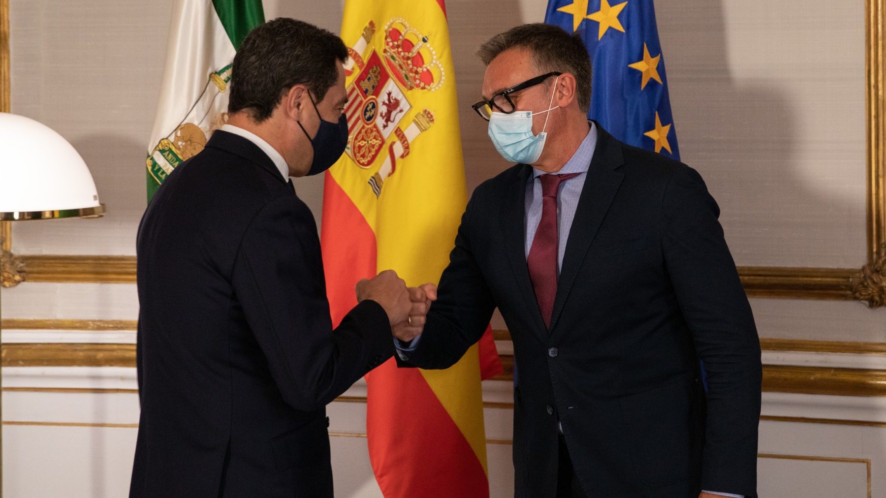 El presidente de la Junta, Juanma Moreno, junto al líder andaluz de Vox, Manuel Gavira (MARÍA JOSÉ LÓPEZ / EUROPA PRESS).