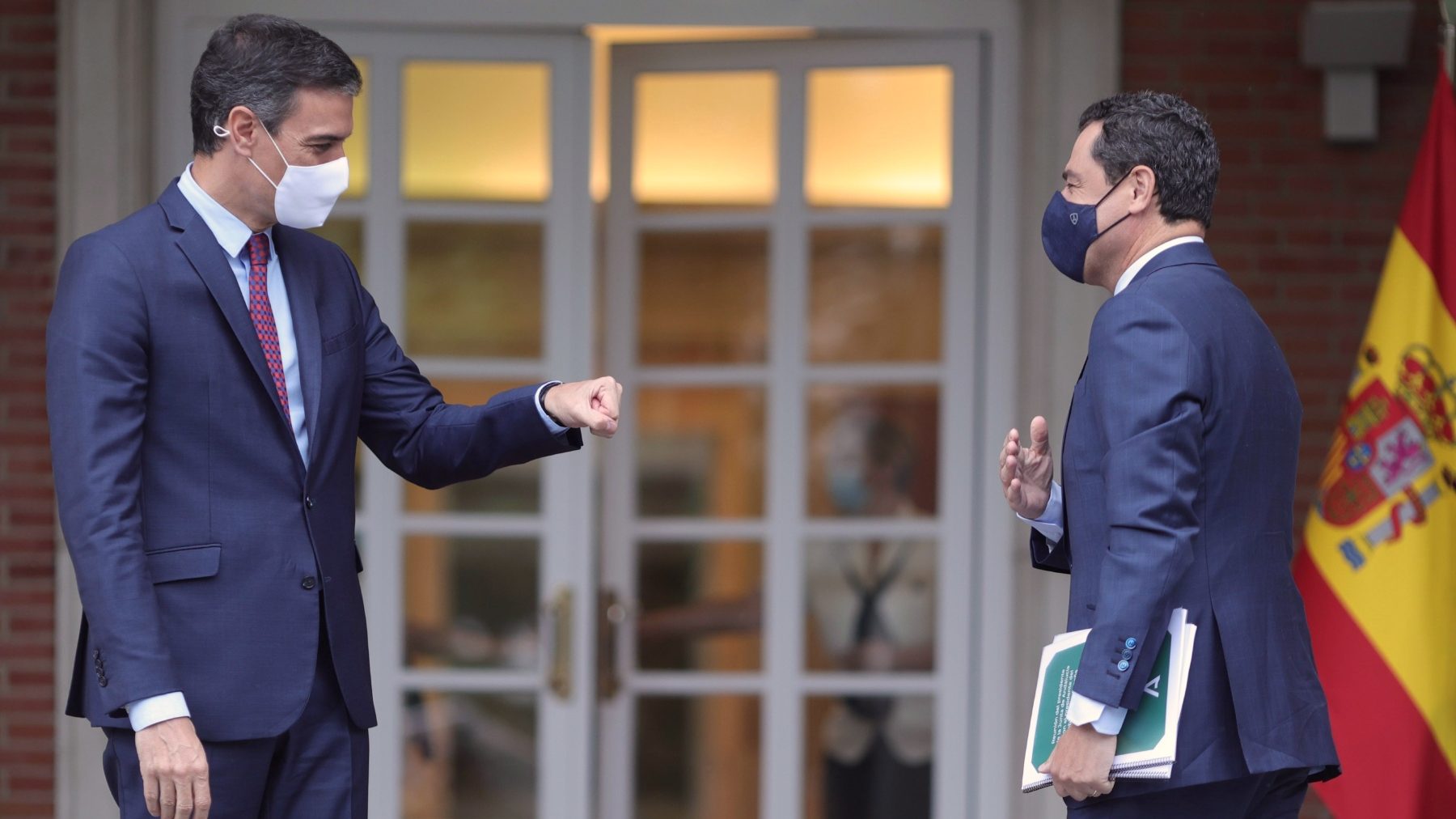 Sánchez saluda al presidente de la Junta, Juanma Moreno, en el Palacio de la Moncloa (EDUARDO PARRA / EUROPA PRESS).