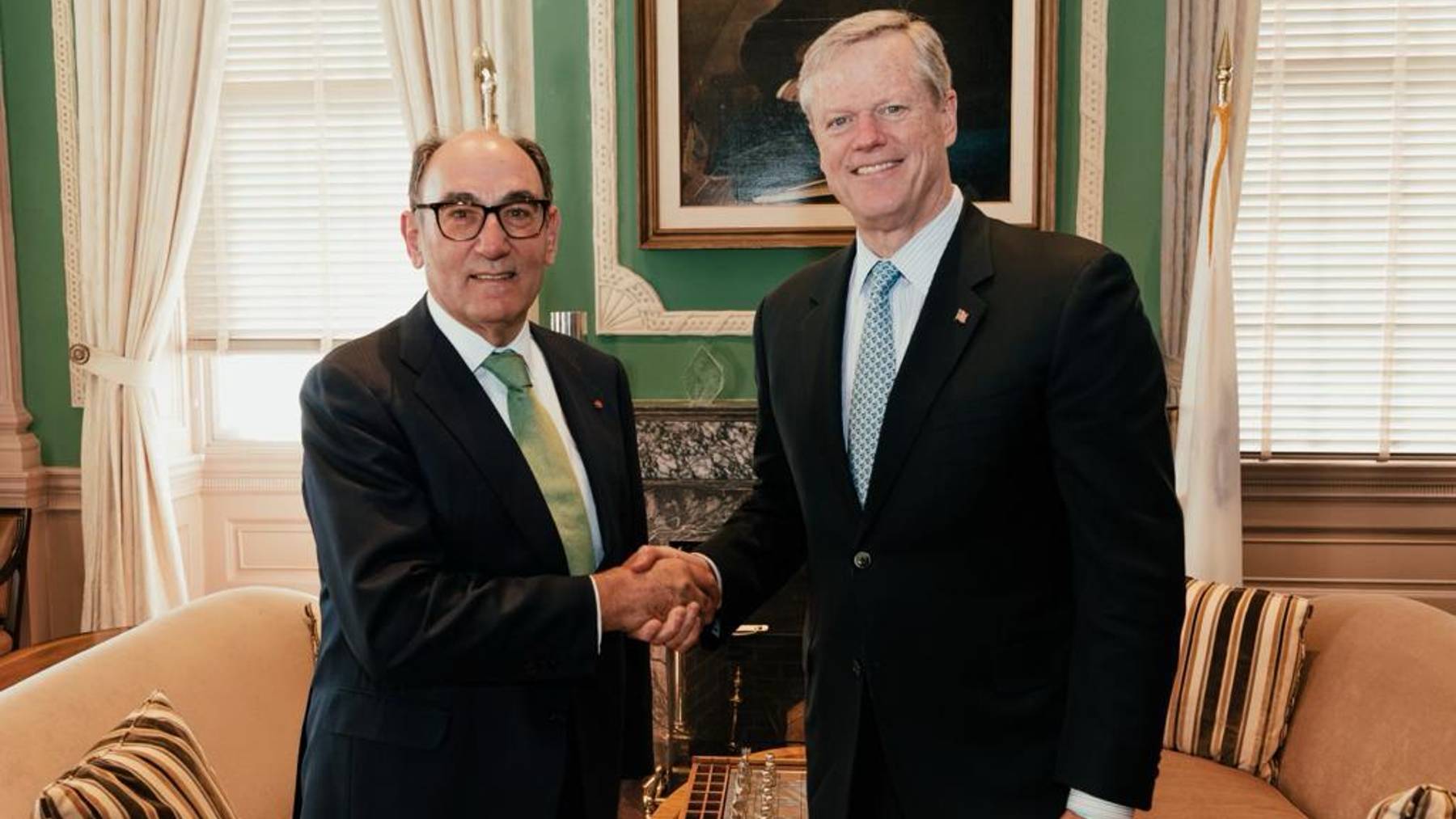 Galán junto al gobernador de Massachusetts, Charlie Baker.